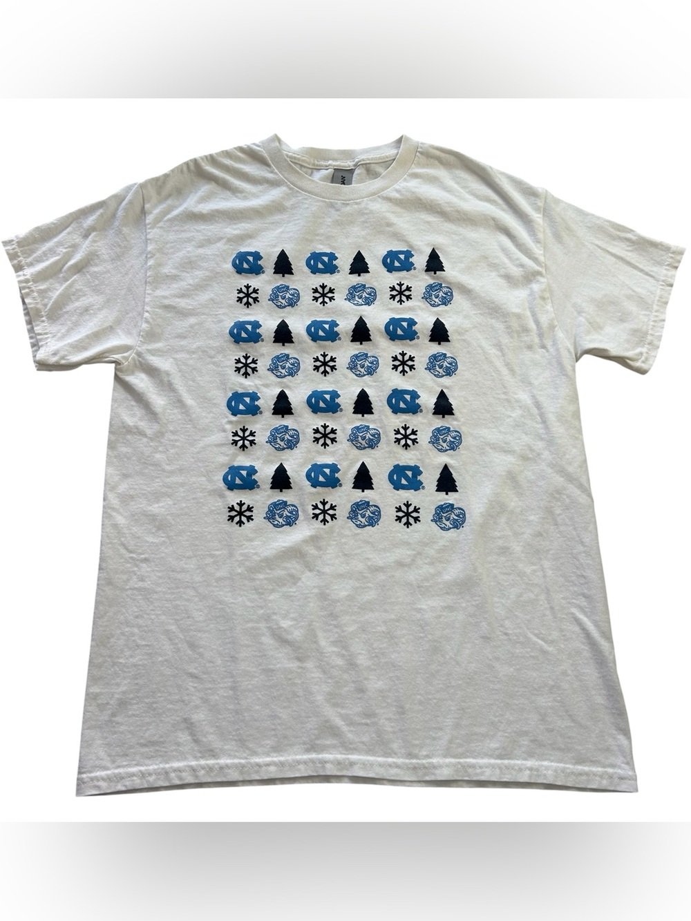 UNC North Carolina Tar Heels Men’s M Christmas Winter Graphic T-Shirt White Blue